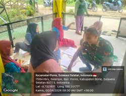 Sentuhan Lembut Babinsa Koramil 1407-10/Ponre Kodim Bone Bantu Pelayanan Posyandu Desa Salampe