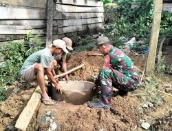 Peduli Dengan Warga, Babinsa Koramil 15/Mare Kodim Bone Bantu Warga Pembuatan WC