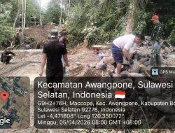 Sinergi Tanpa Batas : Babinsa Koramil 06/Awangpone Kodim 1407/Bone Dan Warga Bahu-Membahu Kawal Pembangunan Jembatan Garuda
