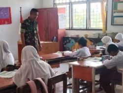 Tanamkan Cinta Tanah Air Sejak Dini, Babinsa Koramil 1407-12/Cina Kodim Bone Sambangi Siswa SD Inpres 6/80 Kawerang