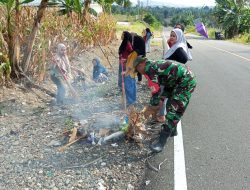 Babinsa Koramil 05/Ulaweng Kodim Bone Pastikan Kelancaran Lalu Lintas Lewat Aksi Bersih Badan Jalan
