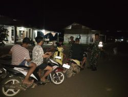 Sapa Warga Di Tengah Malam, Babinsa Koramil 1407-10/Ponre Beri Imbauan Kamtibmas Di Tellu Boccoe