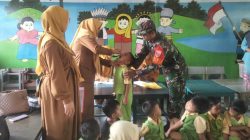 Lindungi Generasi Bangsa, Babinsa Koramil 1407-08/Lamuru Kawal Vaksin Polio Di TK Harapan