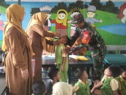 Lindungi Generasi Bangsa, Babinsa Koramil 1407-08/Lamuru Kawal Vaksin Polio Di TK Harapan