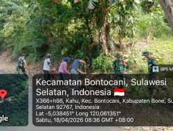 Bahu-Membahu! Anggota Koramil 20/Bontocani dan Warga “Sulap” Jalan Poros Jadi Bersih