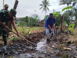 Cegah Genangan Dan Penyakit, Babinsa Koramil 05/Ulaweng Kodim 1407/Bone Kuras Lumpur Di Dusun Barang