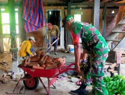 Babinsa Koramil 1407-02/Dua Boccoe Kodim Bone Bersama Warga Gotong Royong Membangun Rumah Warga Binaan