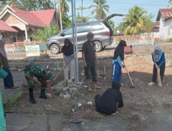 Kompak! Babinsa Koramil 1407-14/Libureng Dan Warga Pitumpidange Bahu Membahu Bersihkan Lingkungan