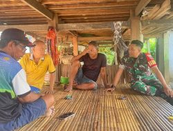 Babinsa Koramil 02/Dua Boccoe Kodim 1407/Bone Laksanakan Komsos, Pererat Silaturahmi Di Desa Uloe