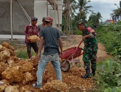 Wujudkan Kemanunggalan TNI-Rakyat, Babinsa Kodim Bone Koramil 1407-03/Cenrana Bantu Pembangunan Rumah Warga Binaan