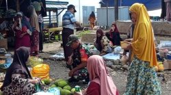 Turun Langsung Ke Lapangan, Babinsa Koramil 1407-19/Kahu Pantau Perkembangan Wilayah Di Pasar Kahu