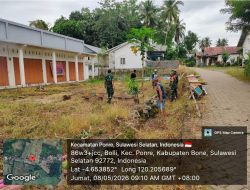 Kemanunggalan di Dusun Lawari : Bahu Membahu Anggota Koramil Ponre Kodim 1407/Bone Dan Warga Bersihkan Desa