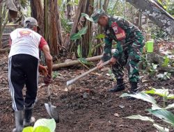 Pelopor Ketahanan Pangan, Babinsa Koramil 1407-14/Libureng Kodim Bone Turun Langsung Olah Lahan Bersama Warga