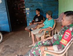 Sambangi Rumah Kepala Dusun, Babinsa Koramil 19/Kahu Kodim 1407/Bone Serap Aspirasi Warga Desa Lalepo
