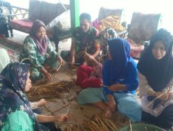 Dorong Kreativitas Warga, Babinsa Koramil 02/Dua Boccoe Kodim 1407/Bone Pelopori Pembuatan Kerajinan Eceng Gondo
