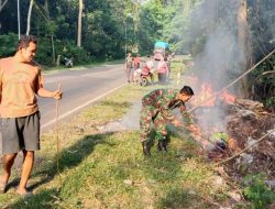 Wujudkan Lingkungan Asri, Babinsa Koramil Palakka Kodim Bone Bersama Warga Ureng Kompak Kerja Bakti Rapikan Jalan Desa