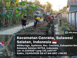 Bahu-Membahu, Babinsa Koramil 1407-03/Cenrana Dan Warga Kompak Ratakan Timbunan Sirtu