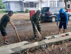 Ciptakan Lingkungan Bersih Dan Sehat, Babinsa Koramil 1407-01/Ajangale Laksanakan Karya Bakti Di Kelurahan Pompanua