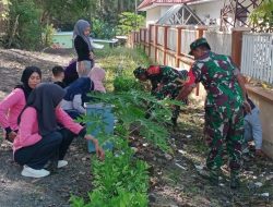 Tingkatkan Kemitraan, Koramil 1407-10/Ponre Kodim Bone Dan Puskesmas Lonrong Bersihkan Fasilitas Kesehatan Desa Pattimpa