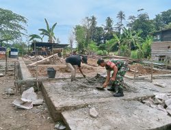 Optimalkan Pembinaan Teritorial, Babinsa Koramil Mare Kodim 1407/Bone Aktif Bantu Pembangunan Rumah Warga