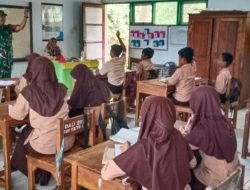 Sinergitas TNI Dan Dunia Pendidikan : Babinsa Koramil 1407-18/Kajuara Pastikan Penyaluran MBG Tepat Sasaran