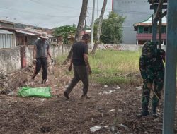 Kompak! Babinsa Koramil 01/Ajangale Kodim Bone Dan Aparatur Kecamatan Bersatu Padu Bersihkan Lingkungan Kantor