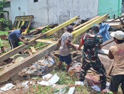 Ringankan Langkah Bantu Rakyat, Babinsa Koramil 1407-02/Dua Boccoe Turun Langsung Ke Lokasi Pembongkaran Rumah
