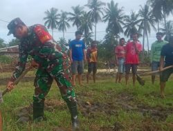 Antisipasi Kecelakaan Lalu Lintas, Babinsa Koramil 1407-09/Lapri Kodim Bone Ajak Warga Ratakan Tepi Jalan