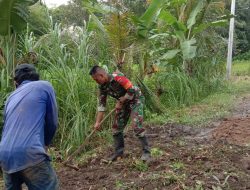 Demi Keselamatan Pengguna Jalan, Babinsa Koramil 19/Kahu Kodim 1407/Bone Gerakkan Warga Ratakan Bahu Jalan Desa