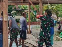 Babinsa Palakka Kodim 1407/Bone Sigap Bantu Pembongkaran Rumah Warga Mattanete Bua