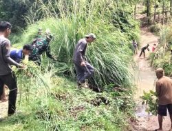 Saling Bahu Membahu, Babinsa Koramil 1407-15/Mare Bersama Warga Bersihkan Jalan Usaha Tani Desa Batu Gading