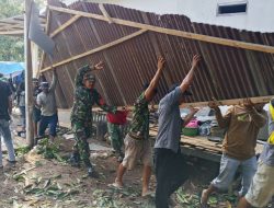 Berat Sama Dipikul : Aksi Gotong Royong Babinsa Mare Kodim 1407/Bone Bongkar Rumah Milik Warga Binaan