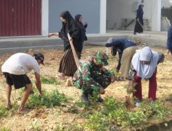 Kompak Banget! Mengintip Serunya Aksi Gotong Royong Babinsa Koramil 1407-07/Tanete Riattang Bersama Warga Kel. Biru