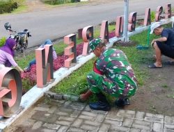 Guna Jaga Keindahan Desa, Babinsa Koramil Kajuara Kodim 1407/Bone Giatkan Aksi Peduli Lingkungan
