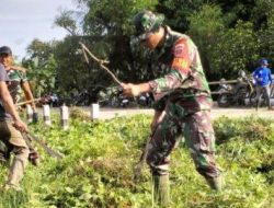 Aksi Gotong Royong : Personel Koramil 19/Kahu Dan Warga Desa Palakka Bersihkan Akses Jalan Utama