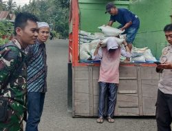 Kawal Ketahanan Pangan, Babinsa Koramil 21/Palakka Kodim 1407/Bone Turun Lapangan Awasi Pembongkaran Pupuk Warga