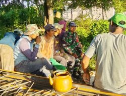 Merajut Kebersamaan, Babinsa Koramil Sibulue Kodim Bone Jalin Silaturahmi Hangat Lewat Komsos Di Desa Manajeng