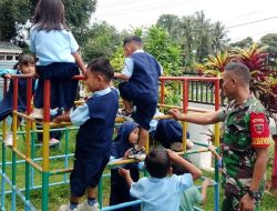 Sentuhan Humanis Babinsa Koramil 1407-18/Kajuara Kodim Bone Beri Motivasi Dan Keceriaan Untuk Anak TK ABA