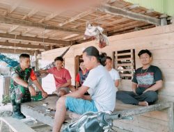 Babinsa Kodim Bone Koramil 1407-01/Ajangale Laksanakan Komsos Bersama Warga Di Desa Amessangeng