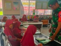 Dukung Pendidikan Wilayah, Babinsa Koramil 1407-02/Dua Boccoe Laksanakan Kegiatan Mengajar Di SDN 95 Solo