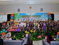 Momen Hangat Ny. Nurfitrianti Laode Bersama Anak-Anak TK Kartika XX-33 Di Hari Kelulusan