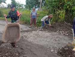 Babinsa Koramil 1407-14/Libureng Kodim Bone Gerakkan Warga Desa Baringeng Perbaiki Akses Jalan Demi Keselamatan Pengendara