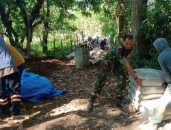 Dukung Akses Pertanian, Babinsa Koramil 15/Mare Kodim 1407/Bone Gotong Royong Perbaiki Jalan Rusak Di Desa Lapasa