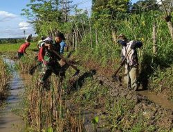 Kawal Aliran Air Persawahan, Babinsa Koramil 1407-14/Libureng Pelopori Karya Bakti Bersihkan Irigasi Di Tappale