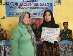 Sinergi Kawal Kesejahteraan, Aksi Nyata Babinsa Koramil 1407-11/Barebbo Dampingi Penyaluran Bantuan Di Desa Talungeng