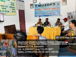 Babinsa Koramil 1407-21/Palakka Hadiri Nobar Sepak Bola Bersama Forkopimcam Di Desa Tirong