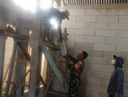 Babinsa Koramil 16/Tonra Kodim 1407/Bone Bergotong Royong Renovasi Rumah Warga Di Desa Padatuo