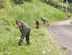 Babinsa Koramil 20/Bontocani Kodim 1407/Bone Kompak Bersihkan Rumput Liar Di Sepanjang Jalan