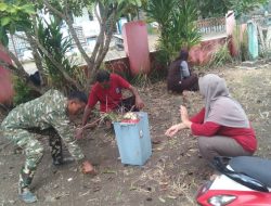 Babinsa Koramil 1407-18/Kajuara Bersama Perangkat Desa Dan Kader Bersihkan Lingkungan Kantor Desa Abbumpungeng