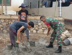 Babinsa Koramil 1407-09/Lapri Kodim Bone Laksanakan Gotong Royong Bantu Pembangunan Rumah Warga Di Desa Tungke
